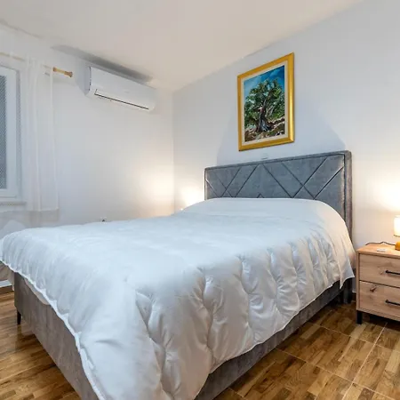 Marta - Free Parking! Apartment Split